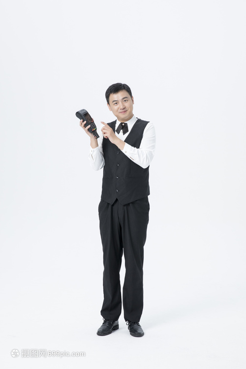 男服務員刷卡服務與攝影服務的結合 現代服務業的創新融合